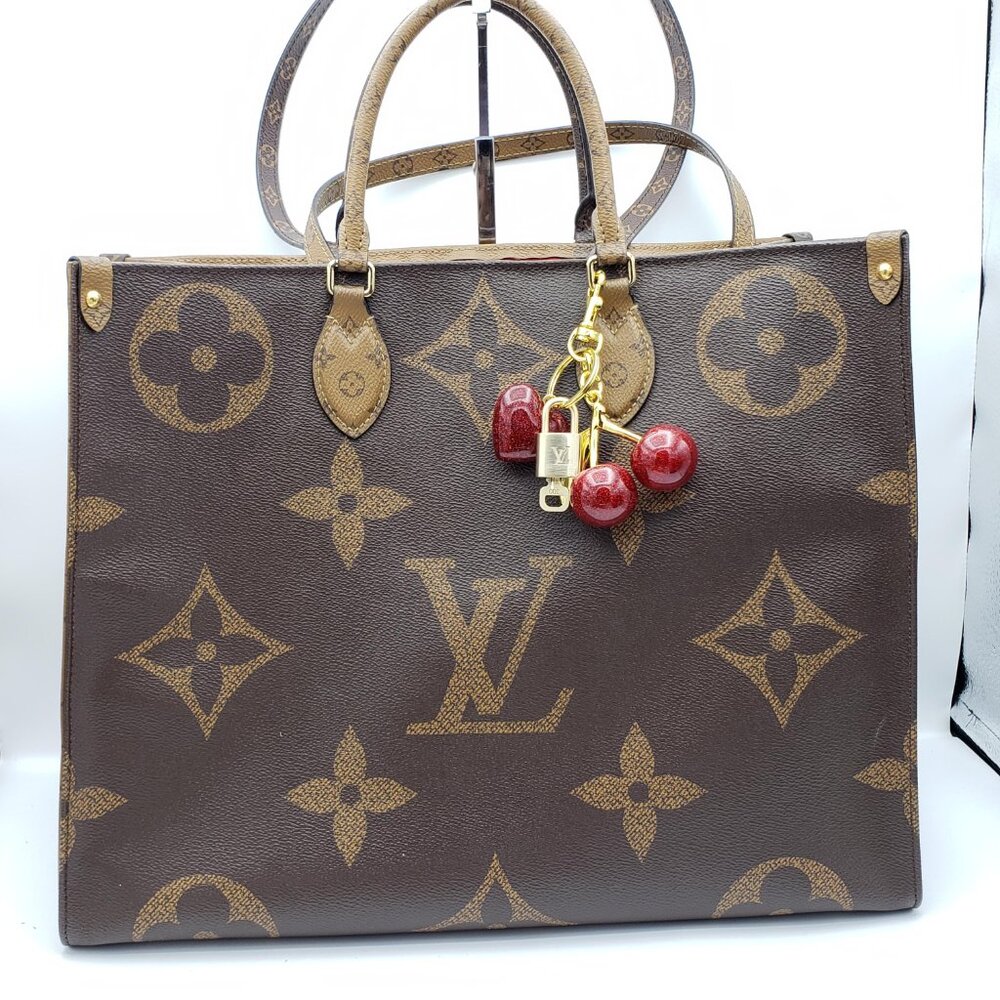 Louis Vuitton Gold Lock 🔒 Authentic LV Key + Unbranded Apple/Heart Bag Charm - Picture 3 of 10
